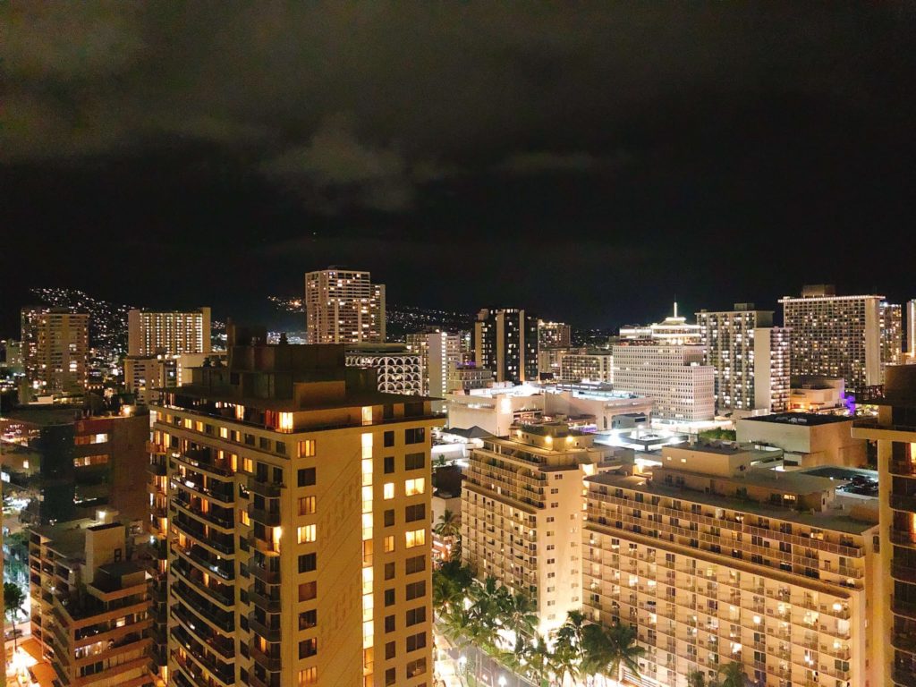 トランプ・インターナショナル・ホテル・ワイキキの部屋から見える夜景