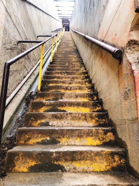 ダイヤモンドヘッド登山道の階段