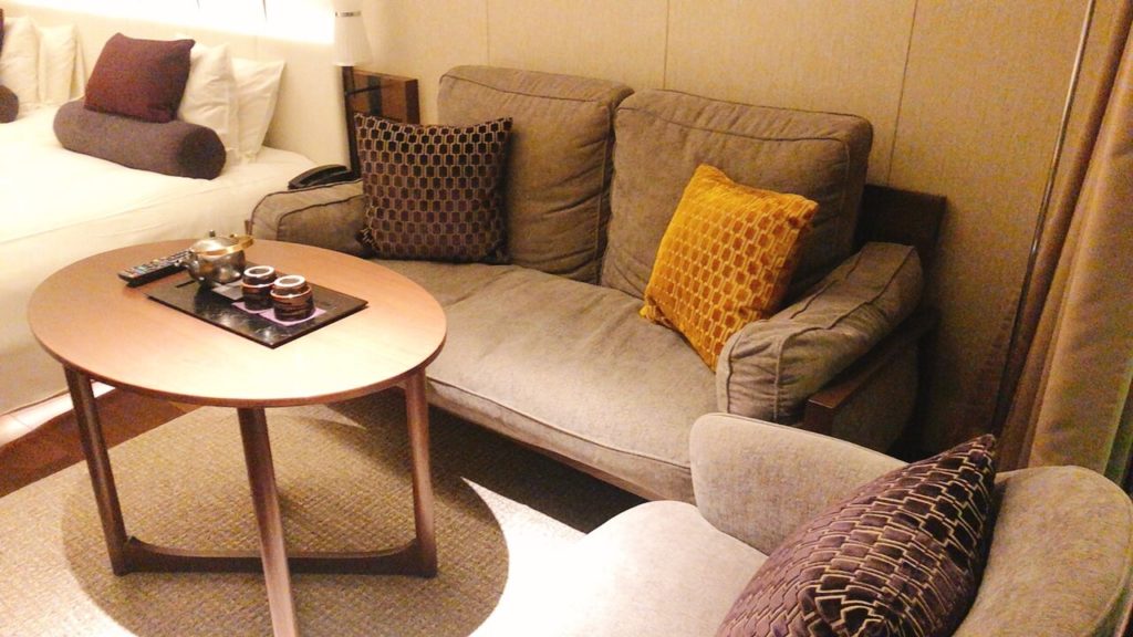 ソラリア西鉄ホテル京都プレミア三条鴨川のガーデンツインルームのソファー